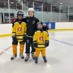 3 joeurs de hockey sonore canada sur la glace durant le camp